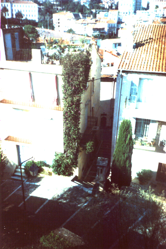 terrace, roses and street (Улочка в Каннах)